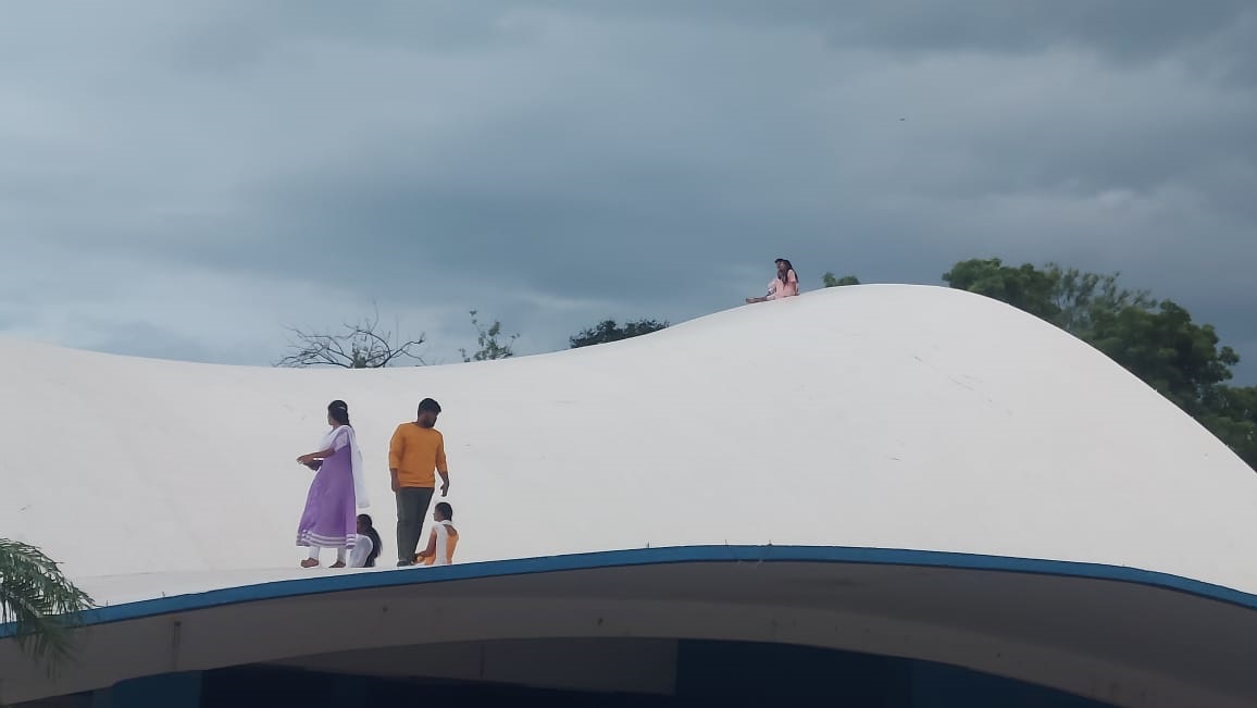 ఆడిటోరియం పైకెక్కి జంటలు జంటలుగా ఆటలు 