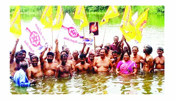 టిడిపి నాయకుల జలదీక్ష