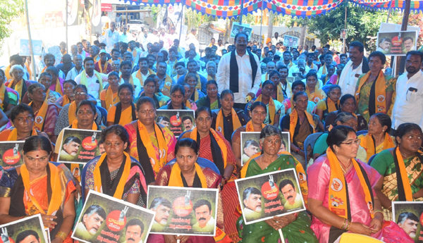 tdp-leaders-protest-against-chandrababu-arrest