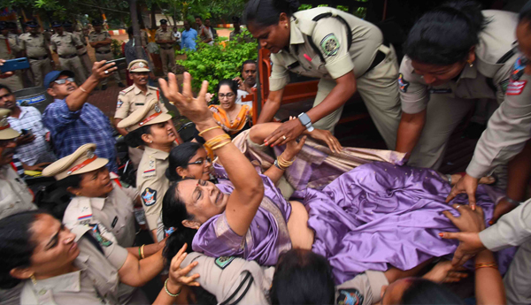 /The-police-stopped-the-hunger-strike-and-arrested-many-people