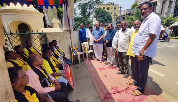 కొనసాగుతున్న నిరసనలు