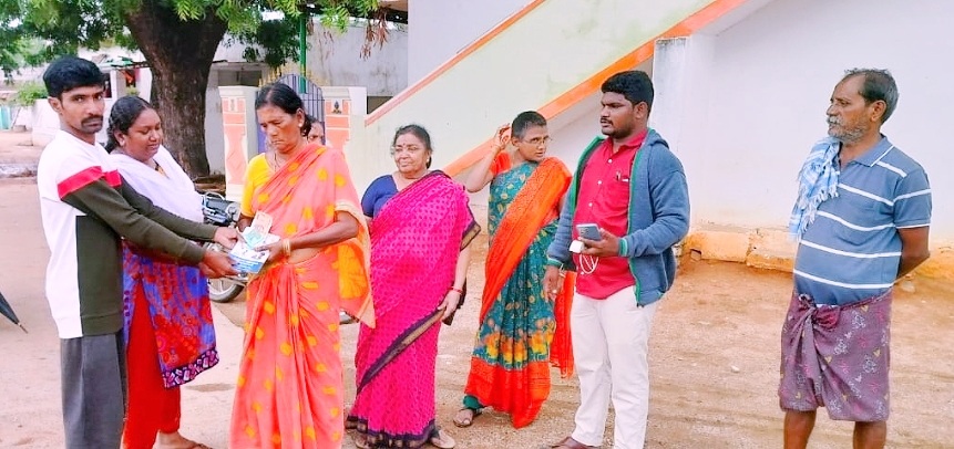 పెన్షన్‌లు పంపిణీ