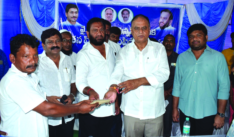 పింఛన్లు పంపిణీ