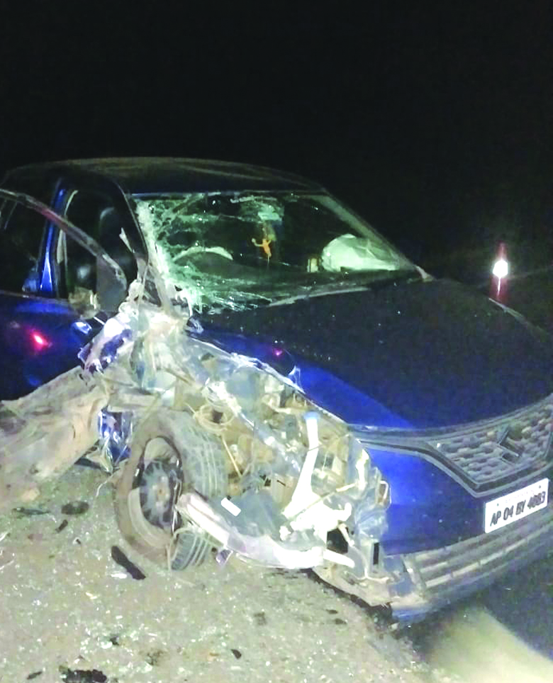 కారును ఢకొీన్న లారీ నలుగురికి గాయాలు