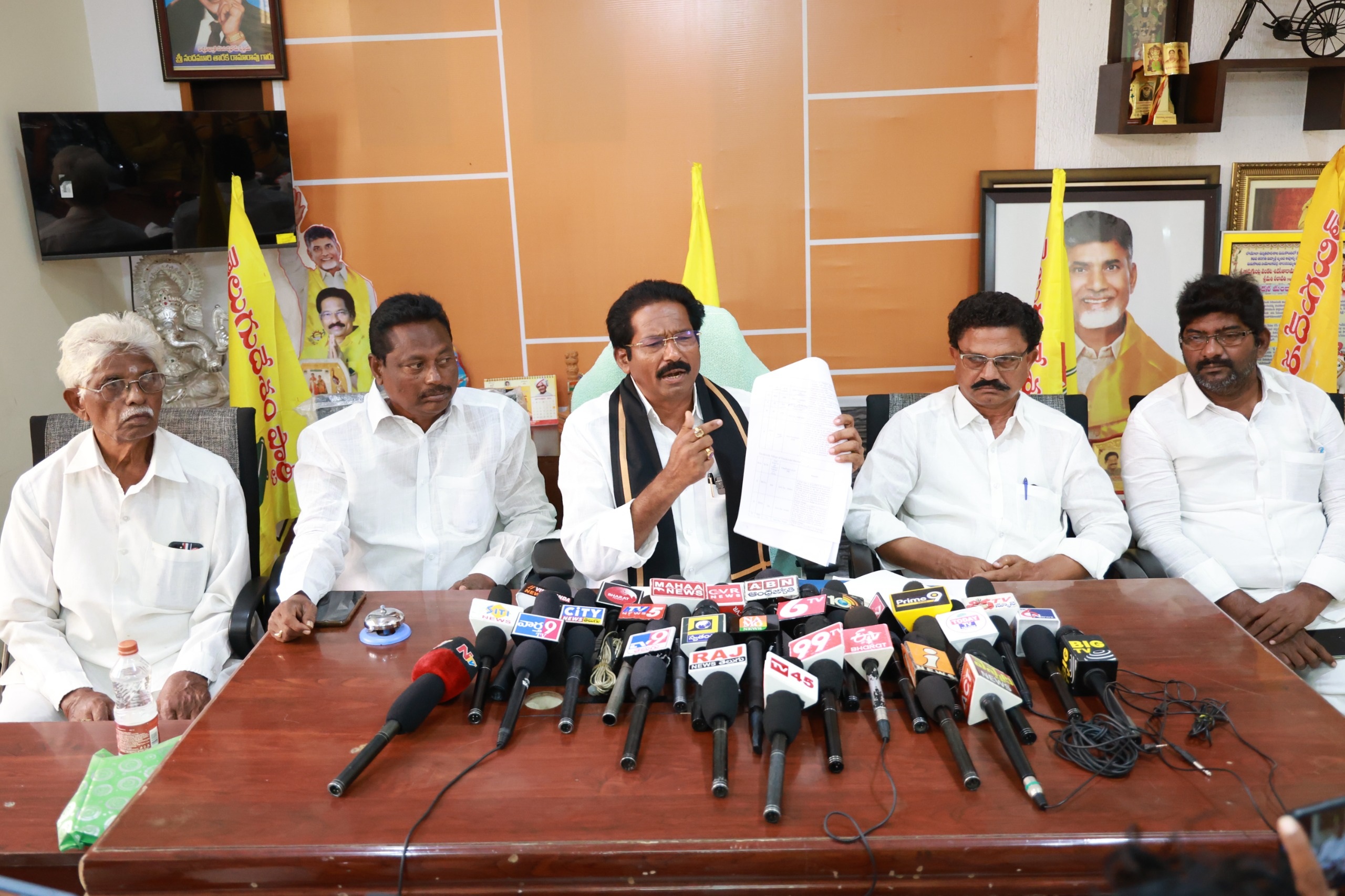 మంత్రికి చిత్తశుద్ధి ఉంటే ఆ భూములపై నిగ్గు తేల్చాలి : జీవీ ఆంజనేయులు