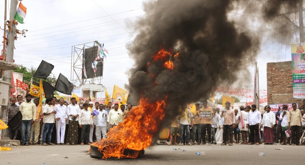 వెల్లువెత్తిన నిరసనలు