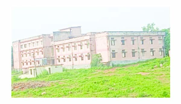 సమస్యల్లోనే 'ఆదర్శం'