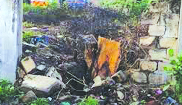 వర్షానికి కూలిన ప్రభుత్వ ఆసుపత్రి గోడ