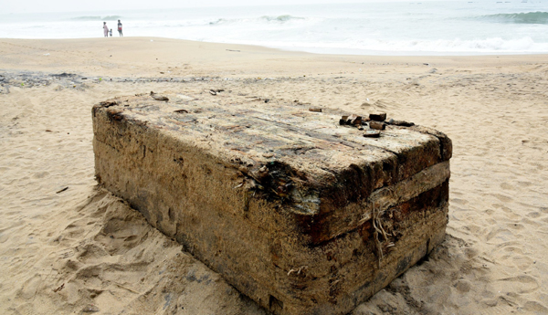 wood-box-in-sea-coastal