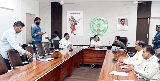 విసిలో పాల్గొన్న కలెక్టర్‌ గిరీష, జెసి ఫర్మాన్‌ అహ్మద్‌ఖాన్‌, అధికారులు