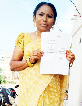 పోలీసు నోటీసు చూపుతున్న అంగన్వాడీ నాయకులు ఉషారాణి