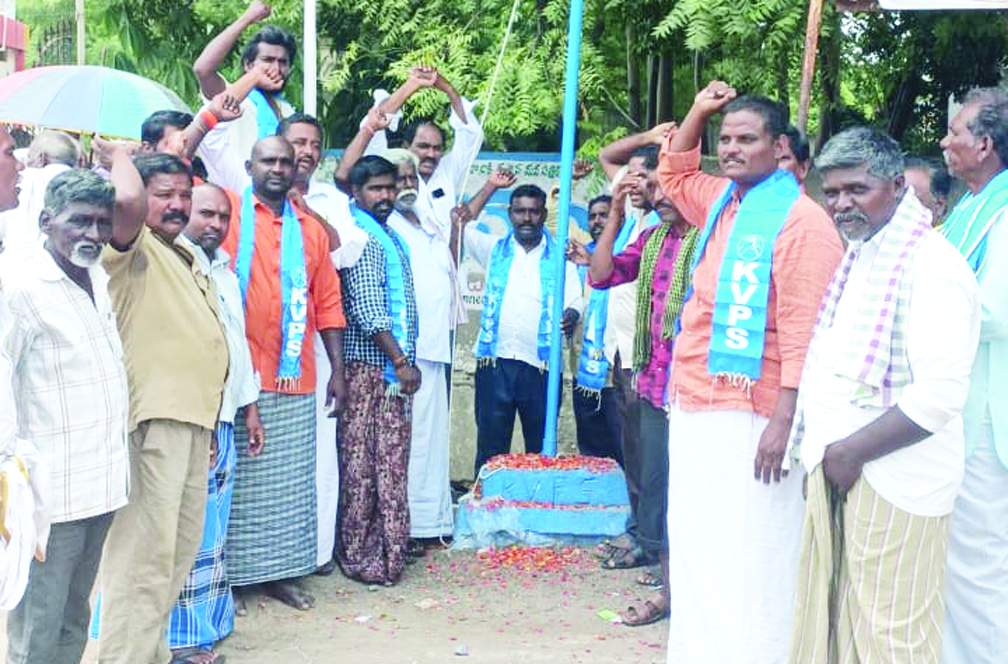 జెండా ఆవిష్కరిస్తున్న నాయకులు