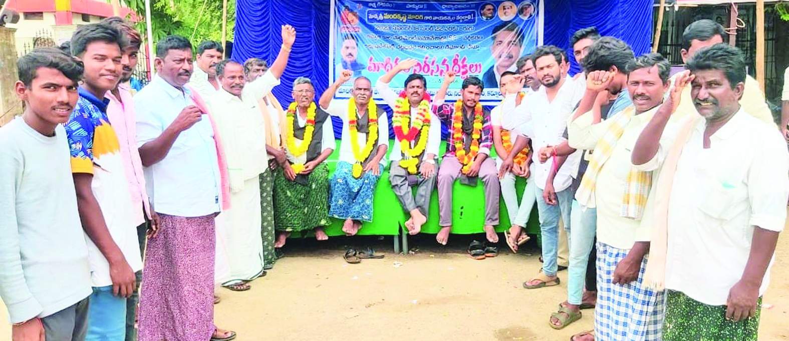 దీక్షలను ప్రారంభిస్తున్న నాయకులు