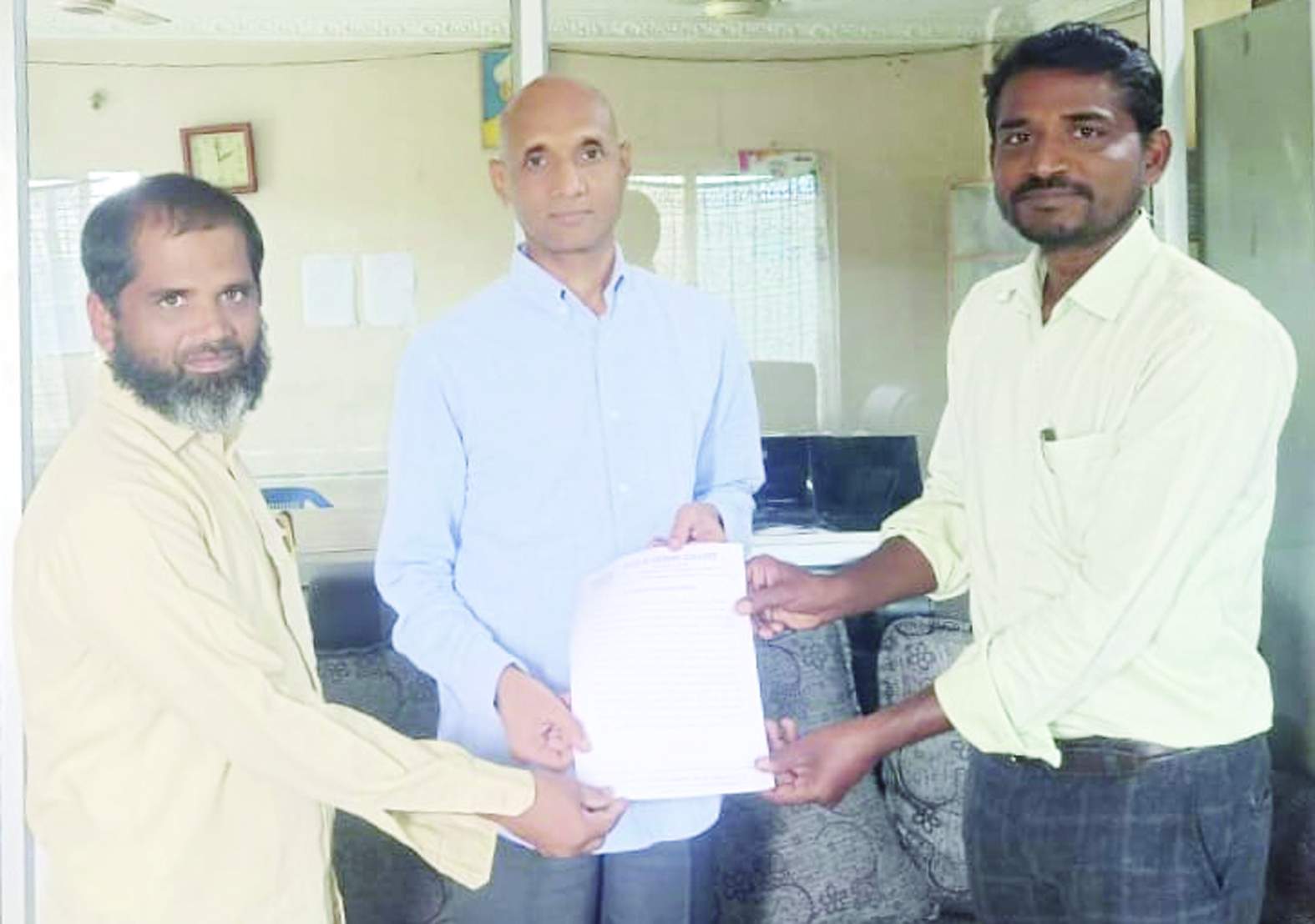 కరపత్రాన్ని విడుదల చేస్తున్న సిఇఒ తిరుమలరెడ్డి