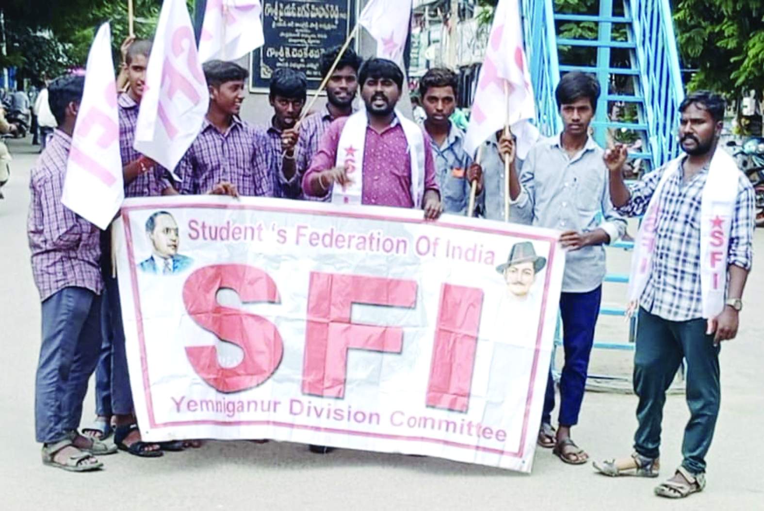 వైఎస్‌ఆర్‌ సర్కిల్‌ వద్ద నిరసన తెలియజేస్తున్న నాయకులు