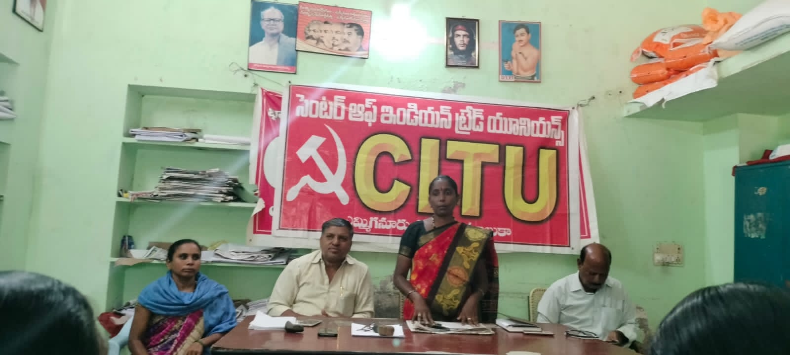 మాట్లాడుతున్న ఏపీ ఆశా వర్కర్స్‌ యూనియన్‌ జిల్లా అధ్యక్షురాలు శివలక్ష్మి