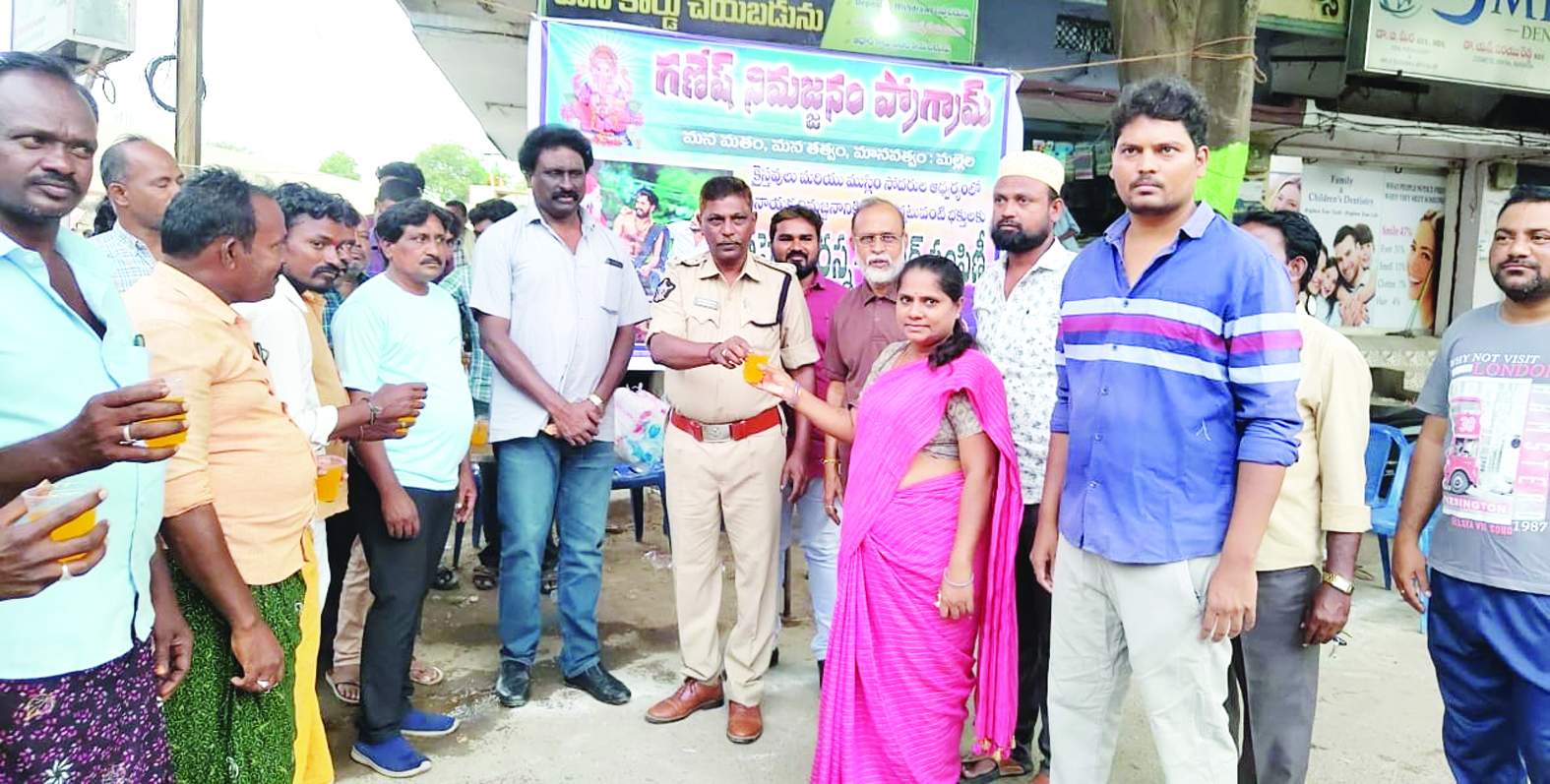 భక్తులకు బిస్కెట్లు, నీళ్లు, మజ్జిగ, రస్నా అందిస్తున్న ఆల్ఫ్రెడ్‌ రాజు