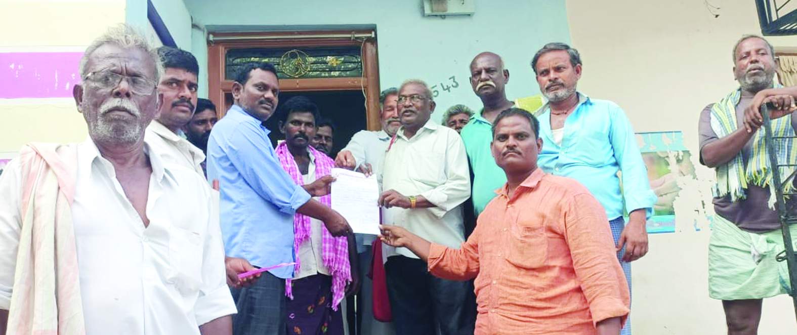 ఎమ్మిగనూరులో వినతిపత్రం అందిస్తున్న నాయకులు