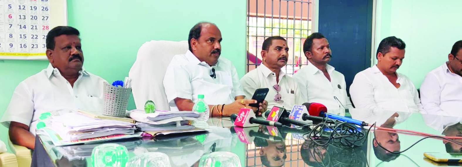 సమావేశంలో మాట్లాడుతున్న జగన్మోహన్‌ రెడ్డి