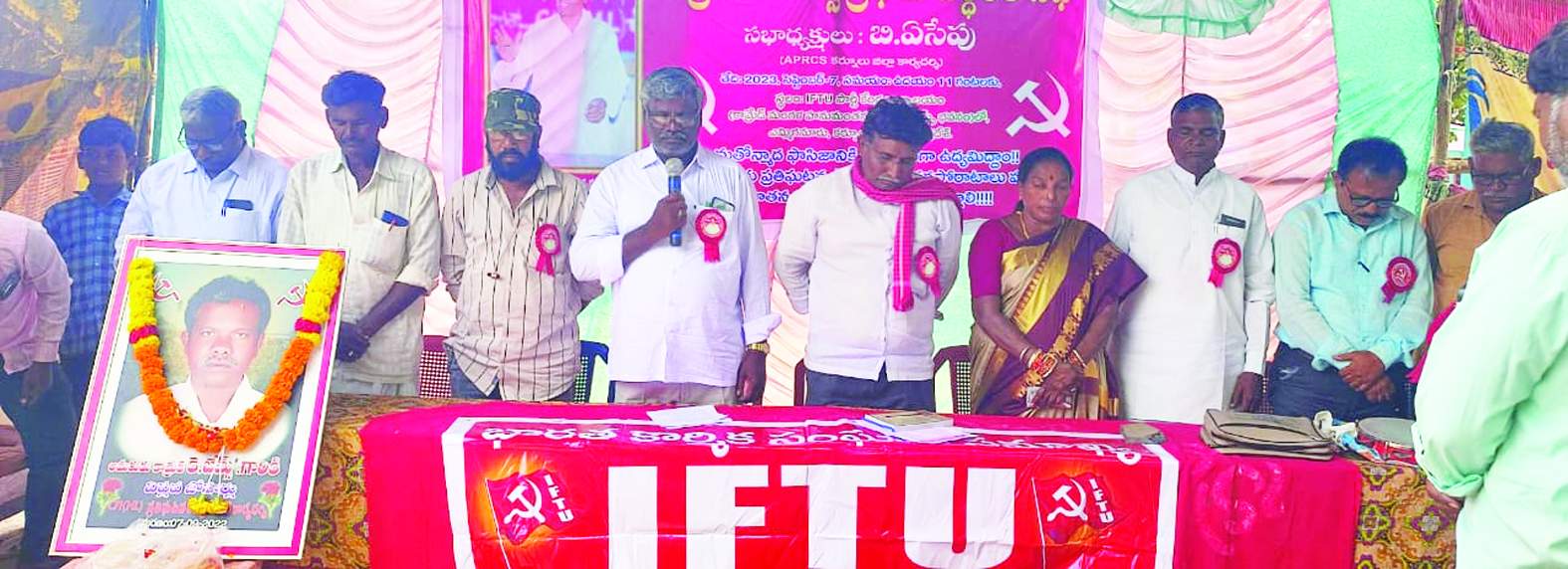 జేమ్స్‌కు శ్రద్ధాంజలి ఘటిస్తున్న నాయకులు