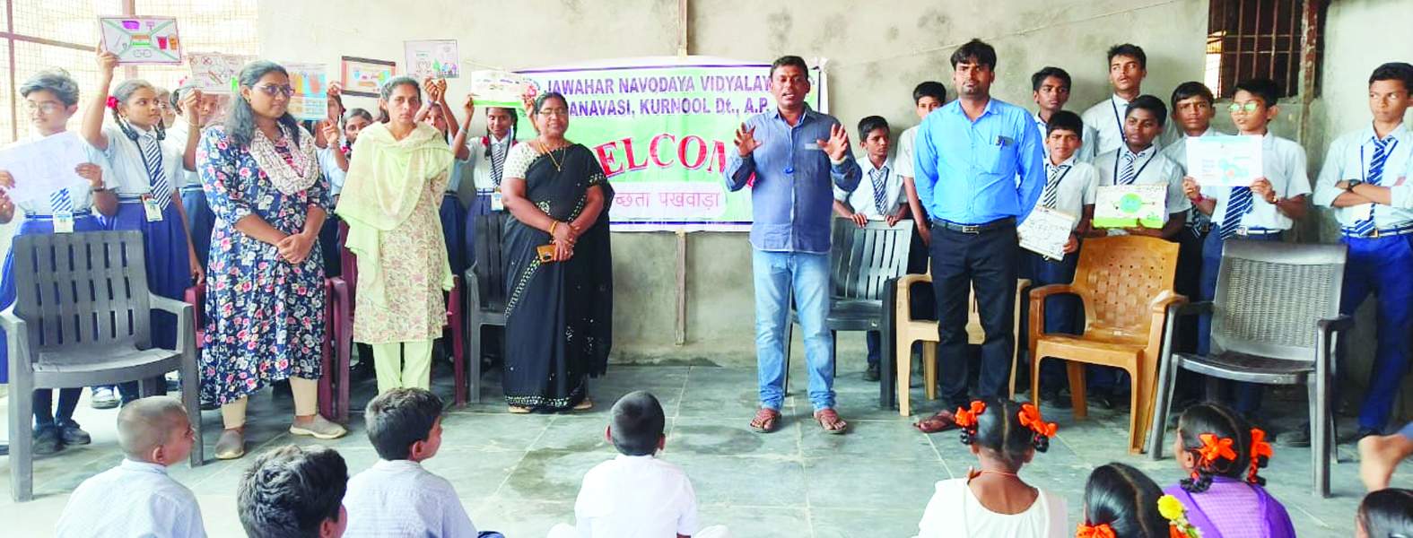 మాట్లాడుతున్న ఉపాధ్యాయులు