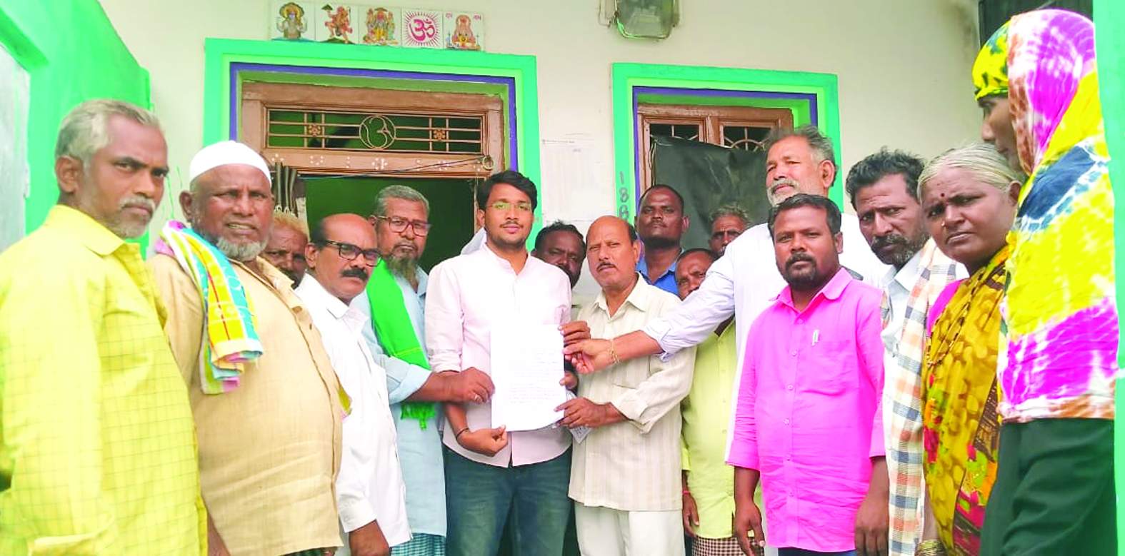 వినతిపత్రం అందిస్తున్న ప్రజా సంఘాల నాయకులు