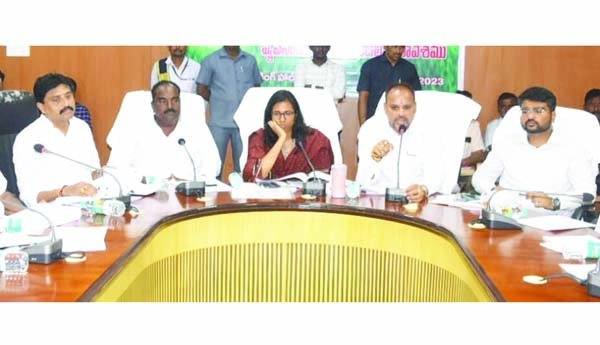 రైతులందరికీ సకాలంలో ఎరువులు