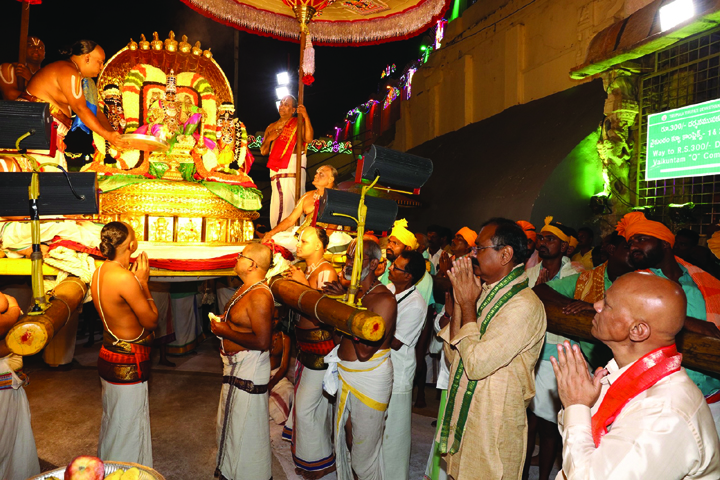 ఘనంగా శ్రీవారి నవరాత్రి బ్రహ్మోత్సవాలు తిరుచ్చిపై శ్రీ మలయప్ప దర్శనం