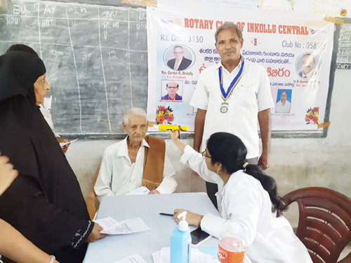 ఇంకొల్లులో కంటి పరీక్షలు చేస్తున్న వైద్యులు