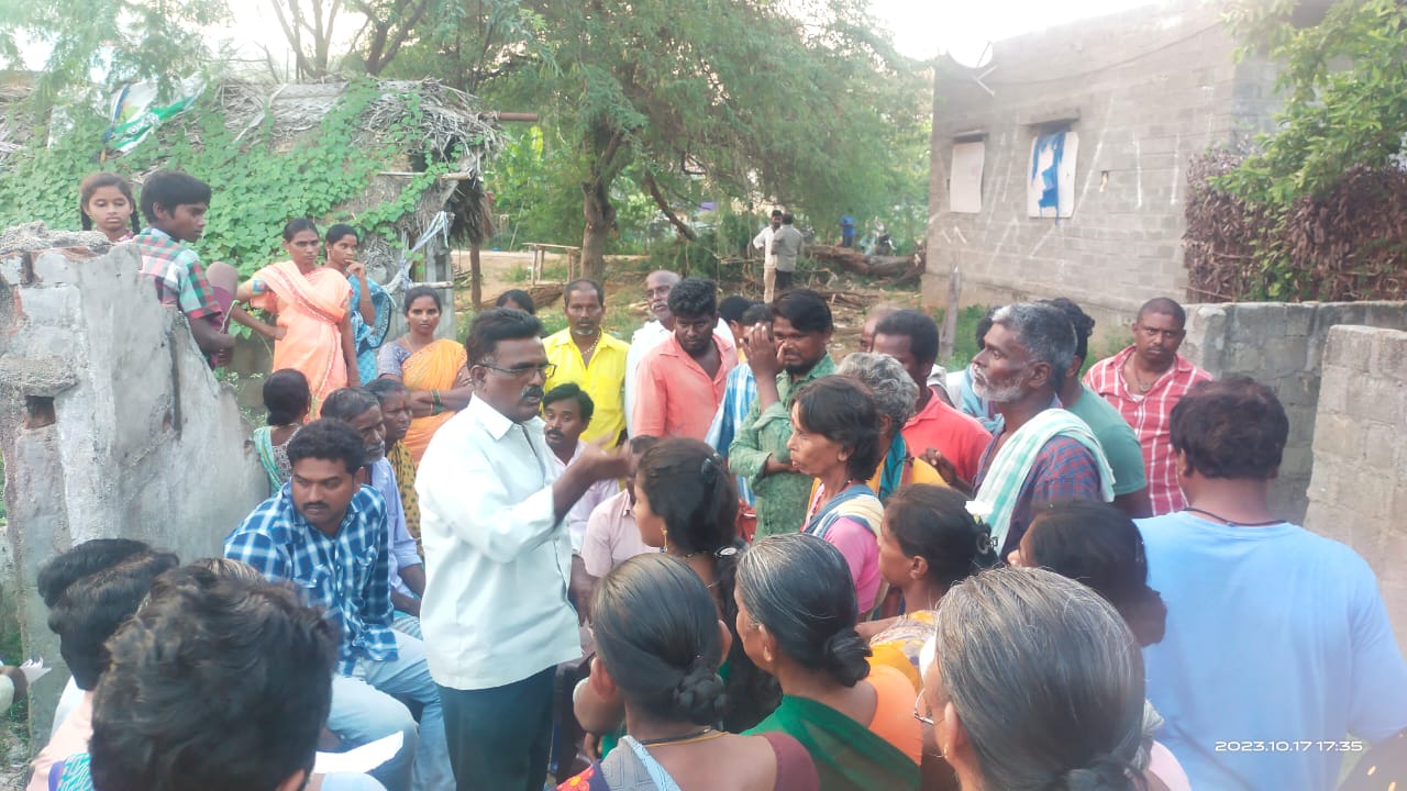 పేదలతో మాట్లాడుతున్న అంగేరి పుల్లయ్య 