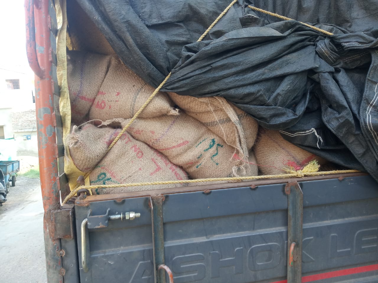 ఇంకొల్లులో స్వాధీనం చేసుకున్న రేషన్‌ బియ్యం