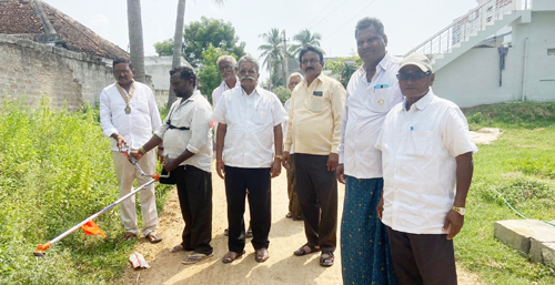 పంచాయితి కార్యదర్శికి మిషన్‌ అందిస్తున్న నాగభైరు శ్రీనివాసరావు