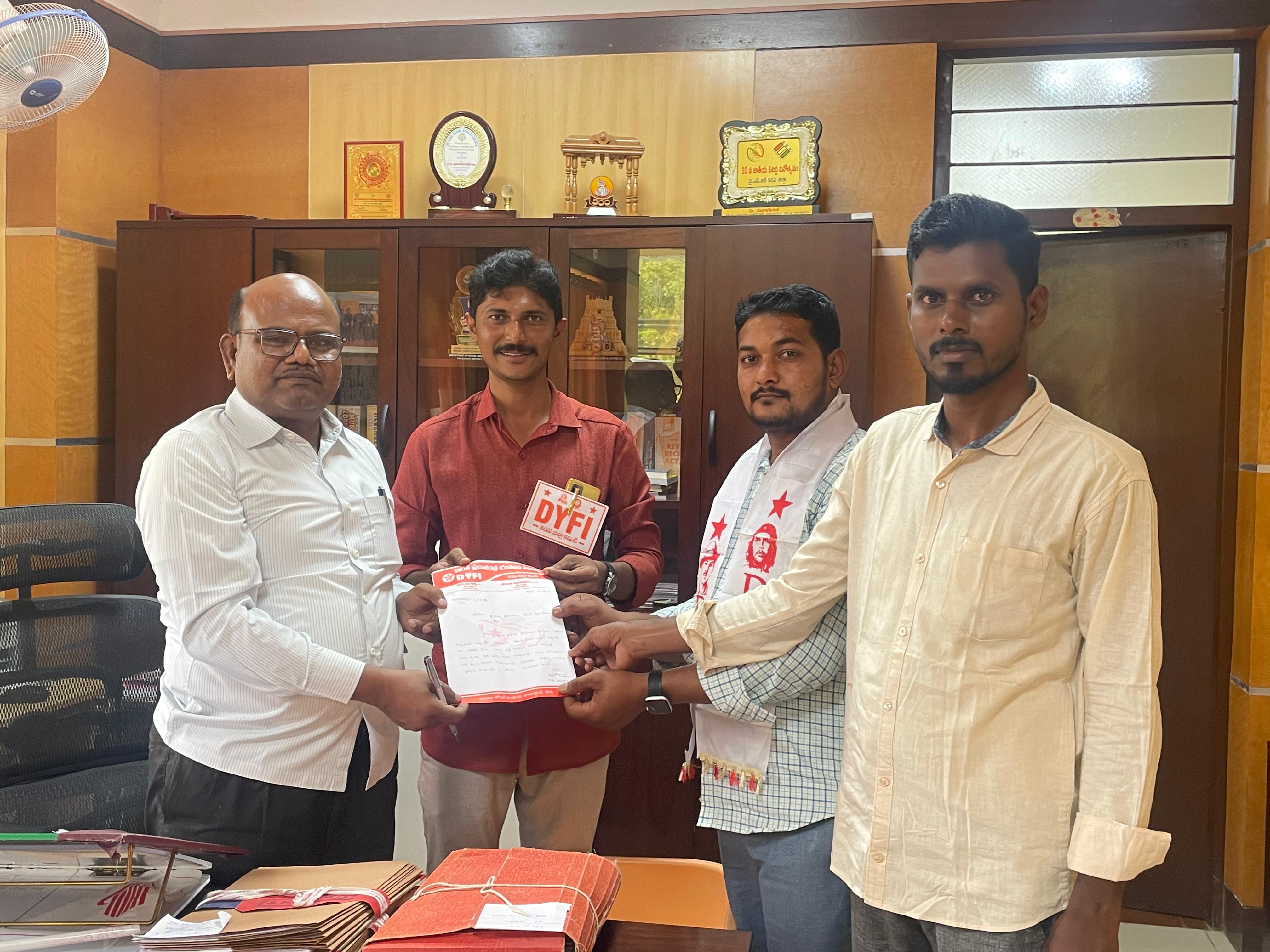 నిలువు దోపిడీ చేస్తున్న థియేటర్ల యజమాన్యాలు : డివైఎఫ్‌ఐ