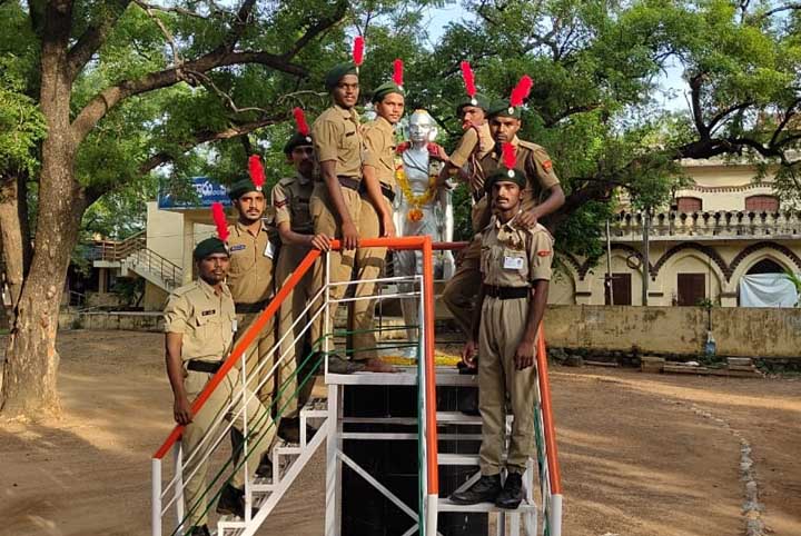 గాంధీకి నివాళి