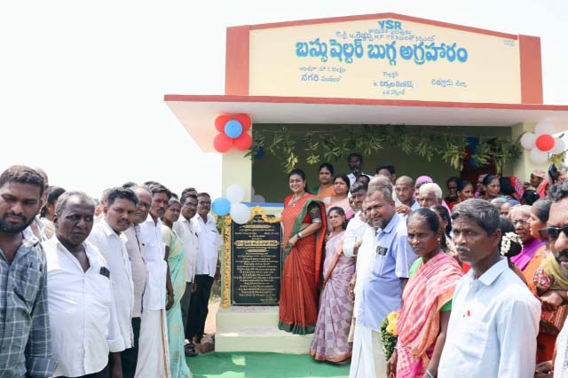 బస్‌ షెల్టర్‌ ప్రారంభం