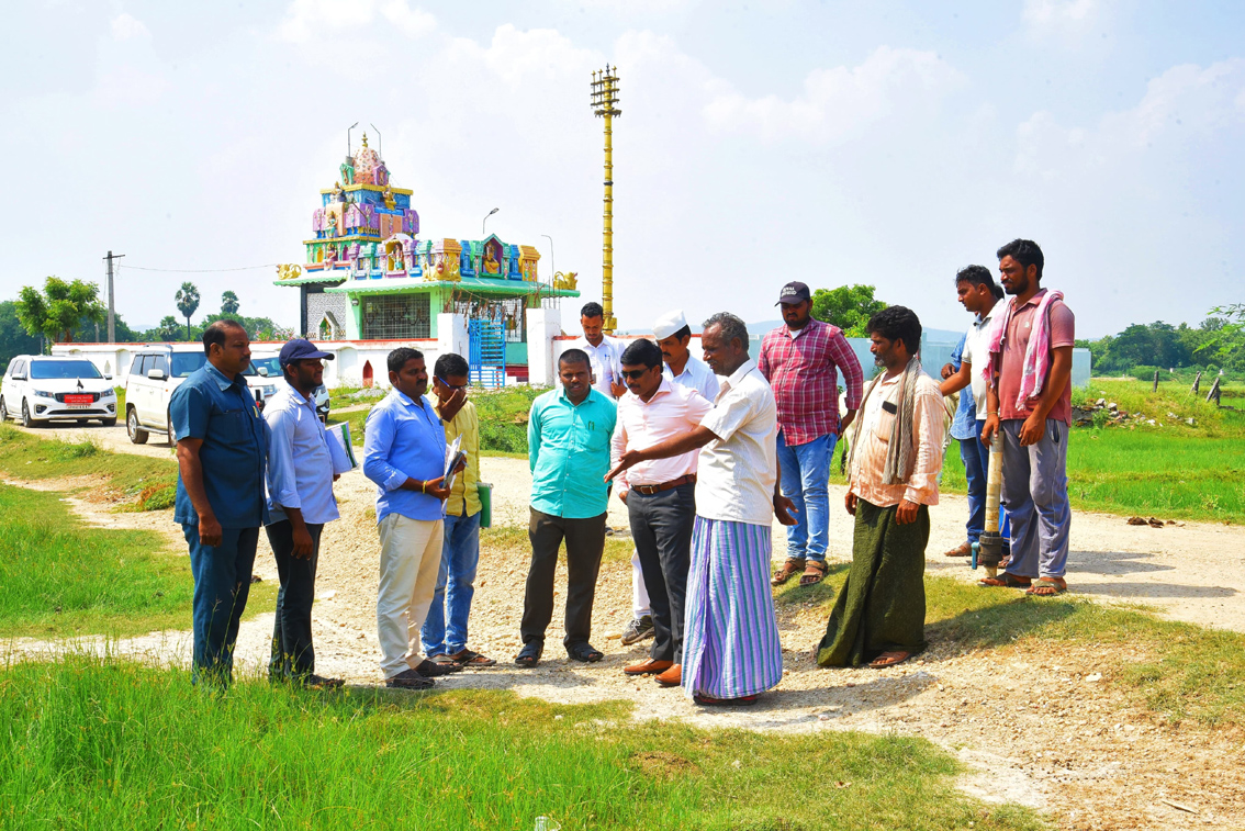 ఇనిమెళ్లలో భూ రీసర్వేపై కలెక్టర్‌ పరిశీలన