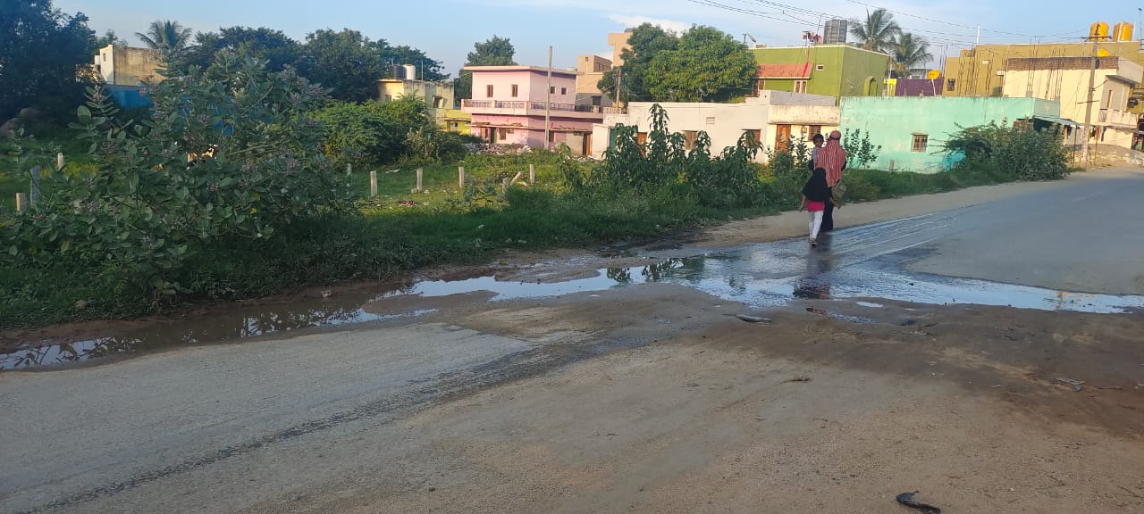 రహదారిపై మురుగునీరు