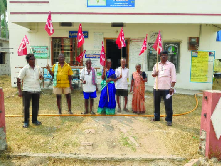   కార్మికుల తొలగింపు ఆపాలి