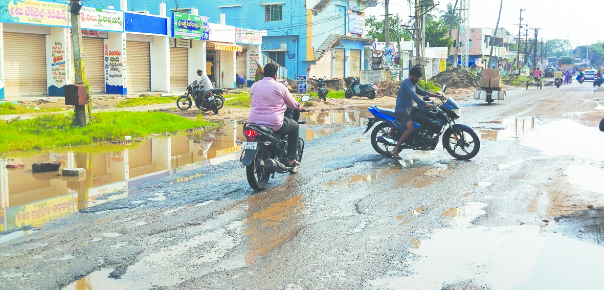 కాంట్రాక్టర్‌ నిర్లక్ష్యం.. అధికారుల అలసత్వం