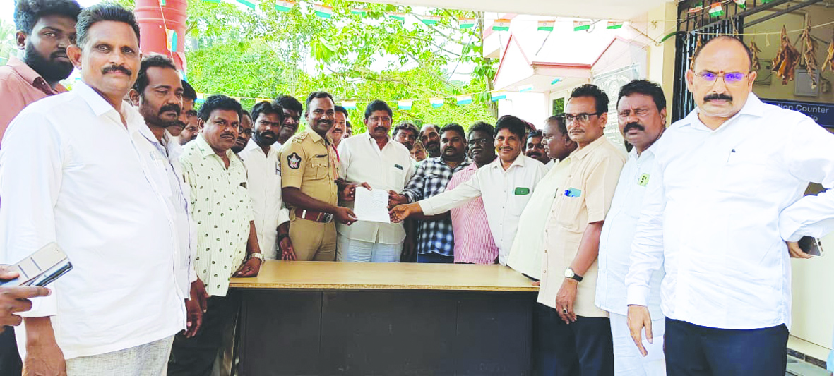 తప్పుడు పోస్టులు పెట్టినవారిపై చర్యలు తీసుకోవాలి