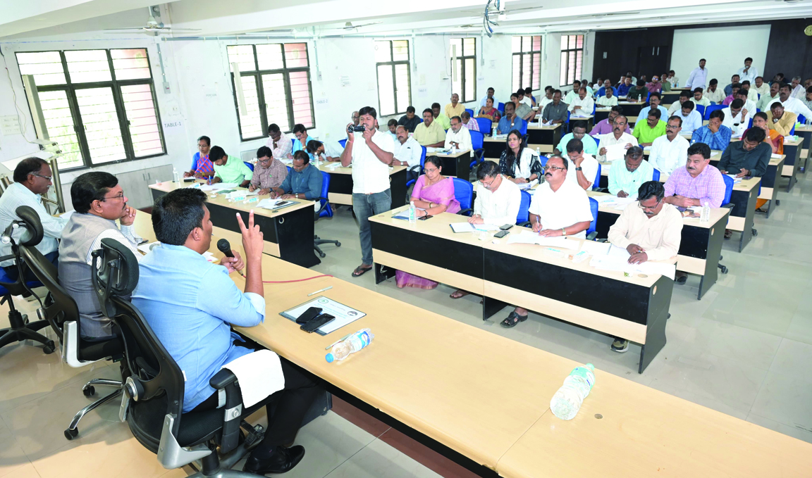 జగనన్న కాలనీల నిర్మాణాలపై సమీక్షిస్తున్న జిల్లా కలెక్టర్‌