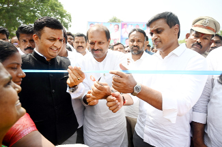 సచివాలయాన్ని ప్రారంభిస్తున్న ఎంపీ, ఎమ్మెల్యే, కలెక్టర్‌
