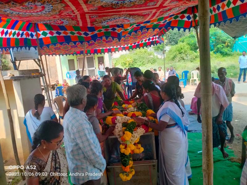 జానకి మృతదేహానికి నివాళి