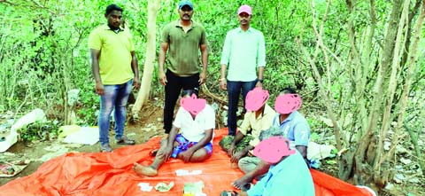 పేకాట స్థావరంపై మెరుపు దాడులు