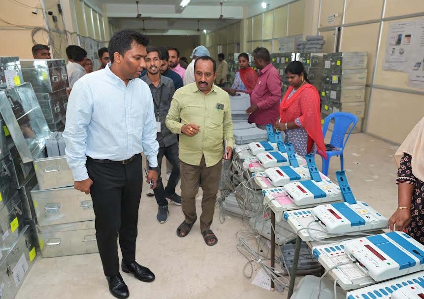 ఎలక్షన్‌ గోడౌన్‌ పరిశీలన