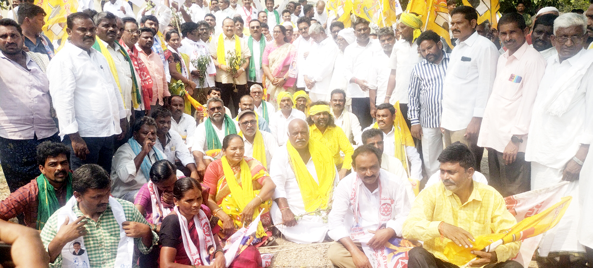 సాగు నీటి కోసం ఎండిన పైరుతో ధర్నా