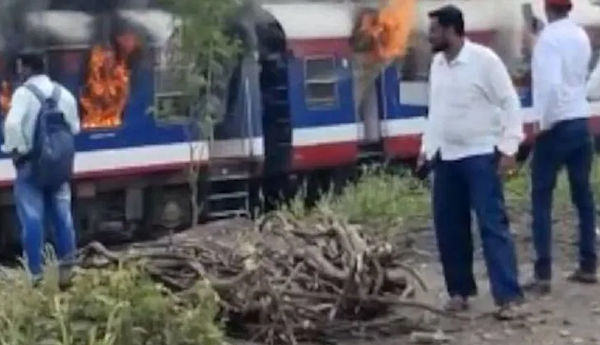 Train-accident-in-Maharashtra-Five-coaches-burnt