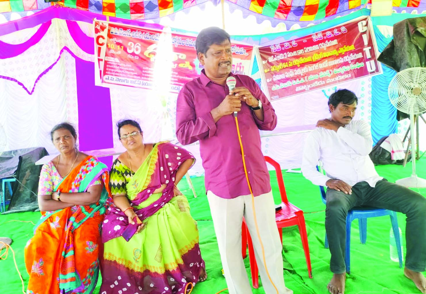 వీవోఏ సమస్యల పరిష్కారంకై 36 గంటల ధర్నా పట్టించుకోకుంటే మరిన్ని పోరాటాలు సిఐటియు జిల్లా ప్రధాన కార్యదర్శి కందారపు మురళి