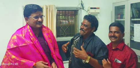 డిఎఫ్‌ఓకు షికారీలు సన్మానం