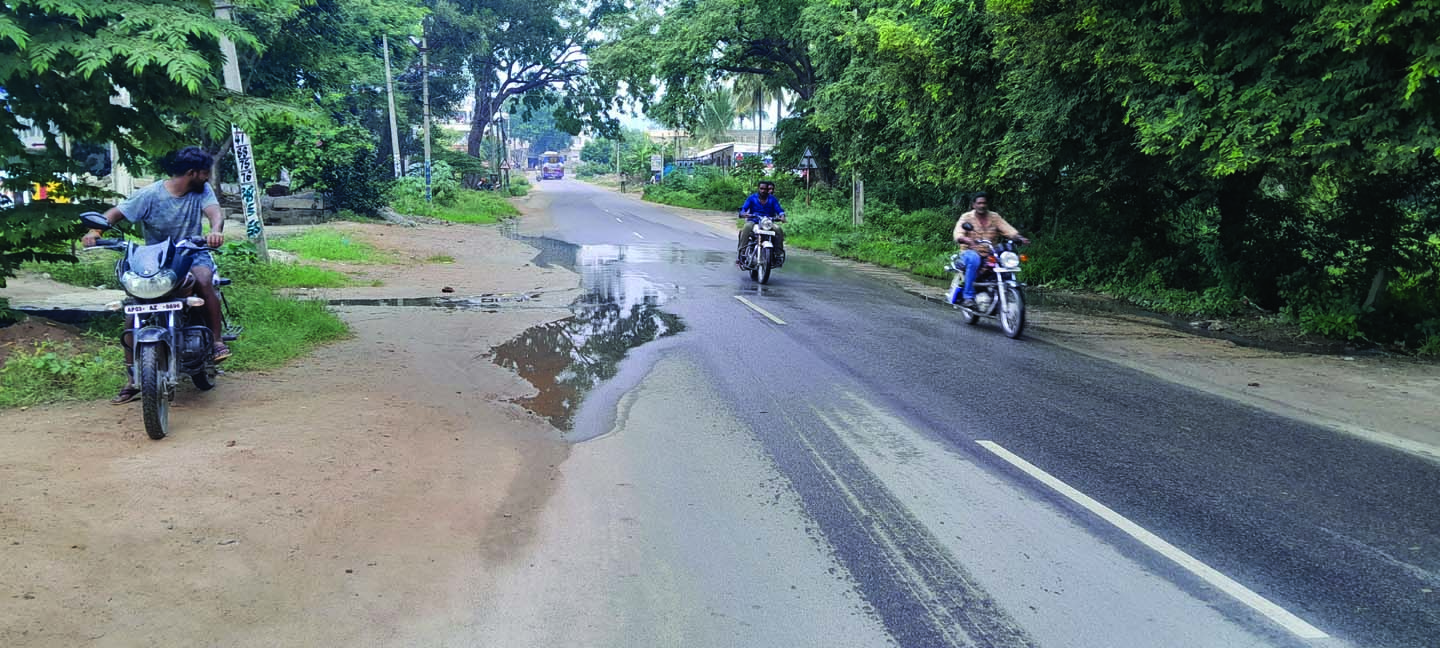 రహదారిపై మురుగు నీరు